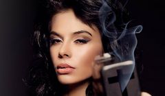 Naga modelka z pistoletem-krzyżem w reklamie Black Energy uznana za nieetyczną