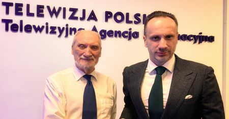 Całą noc na warcie. Kowalski i Macierewicz w obronie TVP