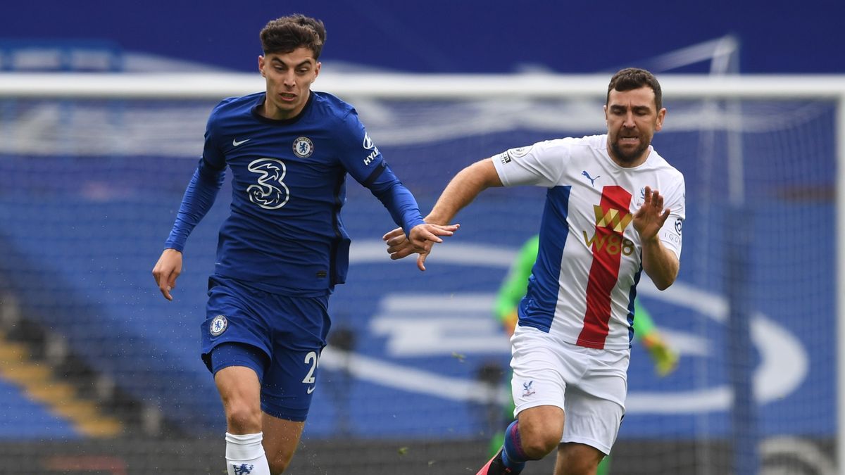 Kai Havertz (z lewej) i James McArthur (z prawej)