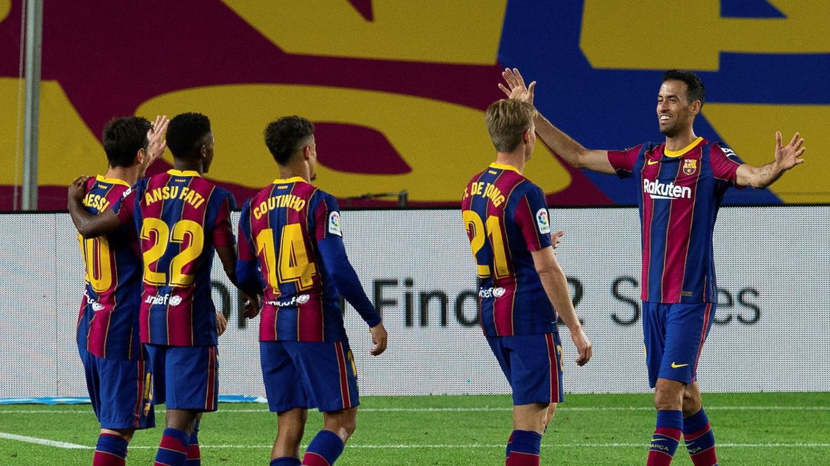 piłkarze FC Barcelona cieszą się z bramki