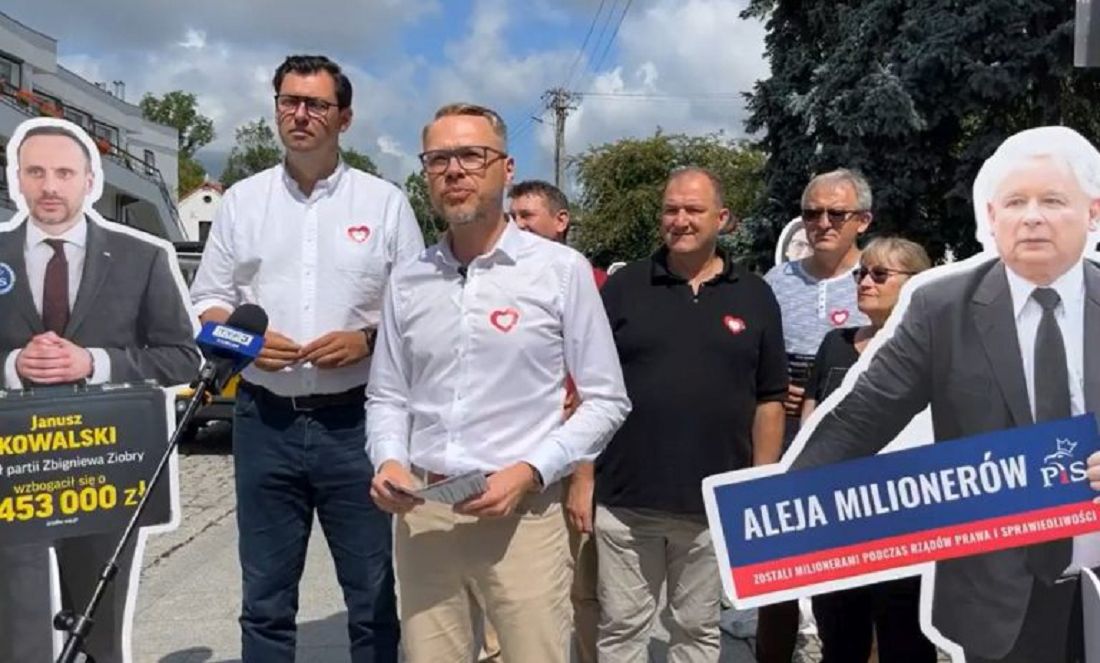 W Kazimierzu Dolnym ustawili Aleję Milionerów PiS. "Niewyobrażalna skala okradania państwa"