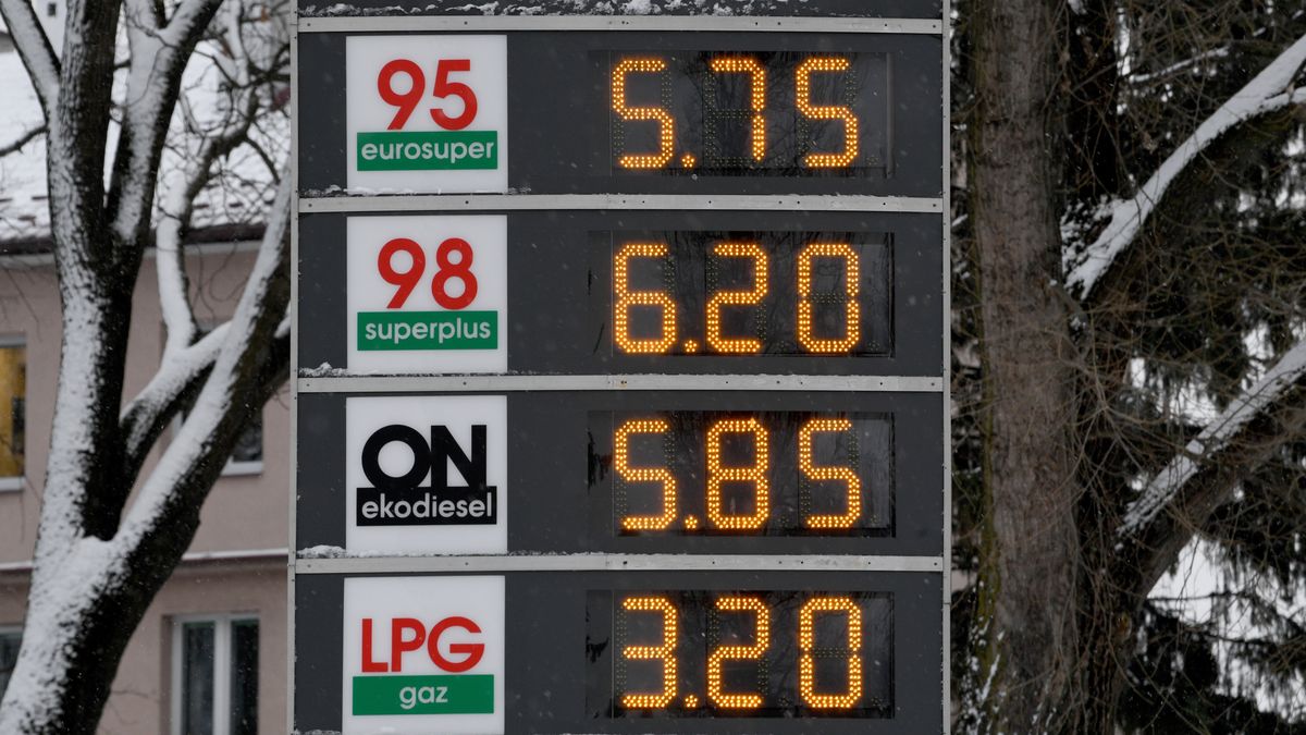 Przemyśl, 21.12.2021. Ceny paliw na jednej ze stacji w Przemyślu, 21 bm. Od poniedziałku, 20 grudnia br. obowiązuje podpisana przez prezydenta RP ustawa obniżająca akcyzę na paliwa. (dd/amb) PAP/Darek Delmanowicz