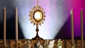 Adoracja Eucharystyczna zwiększa liczbę powołań w USA