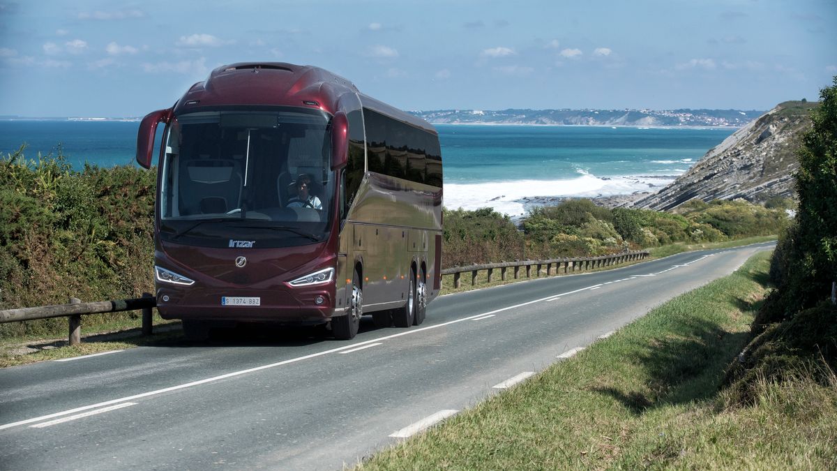 21 grudnia nasze wojsko otrzyma autobus turystyczny, którym żołnierze będą podróżowali na różnego rodzaju spotkania i uroczystości. Być może w pierwszą podróż pojadą kilka dni po odbiorze, ponieważ będzie to miało miejsce tuż przed Bożym Narodzeniem. Wymagania, jakie postawiono oferentom, to przynajmniej 12-litrowy silnik o mocy minimum 400 KM. Przetarg wygrała Scania Polska, która dostarczy autobus Irizar i6s, mający silnik o pojemności 12,9 l i mocy 460 KM lub 510 KM.