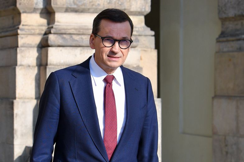 Praga, Czechy, 07.10.2022. Premier Mateusz Morawiecki przed udzieleniem wypowiedzi dla mediów w Pradze, 7 bm. Premier Morawiecki bierze udział w nieformalnym posiedzeniu Rady Europejskiej. Przywódcy unijni rozmawiali m.in. o dalszym wsparciu dla zaatakowanej przez Rosję Ukrainy, a także przedyskutowali kwestie energetyczne i ekonomiczne. (amb) PAP/Radek Pietruszka