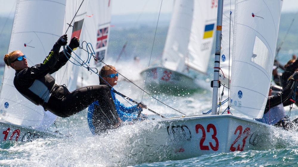 Antonina Marciniak (z prawej) i Irmina Mrózek Gliszczynska (z lewej) na jachcie olimpijksiej klasy 470