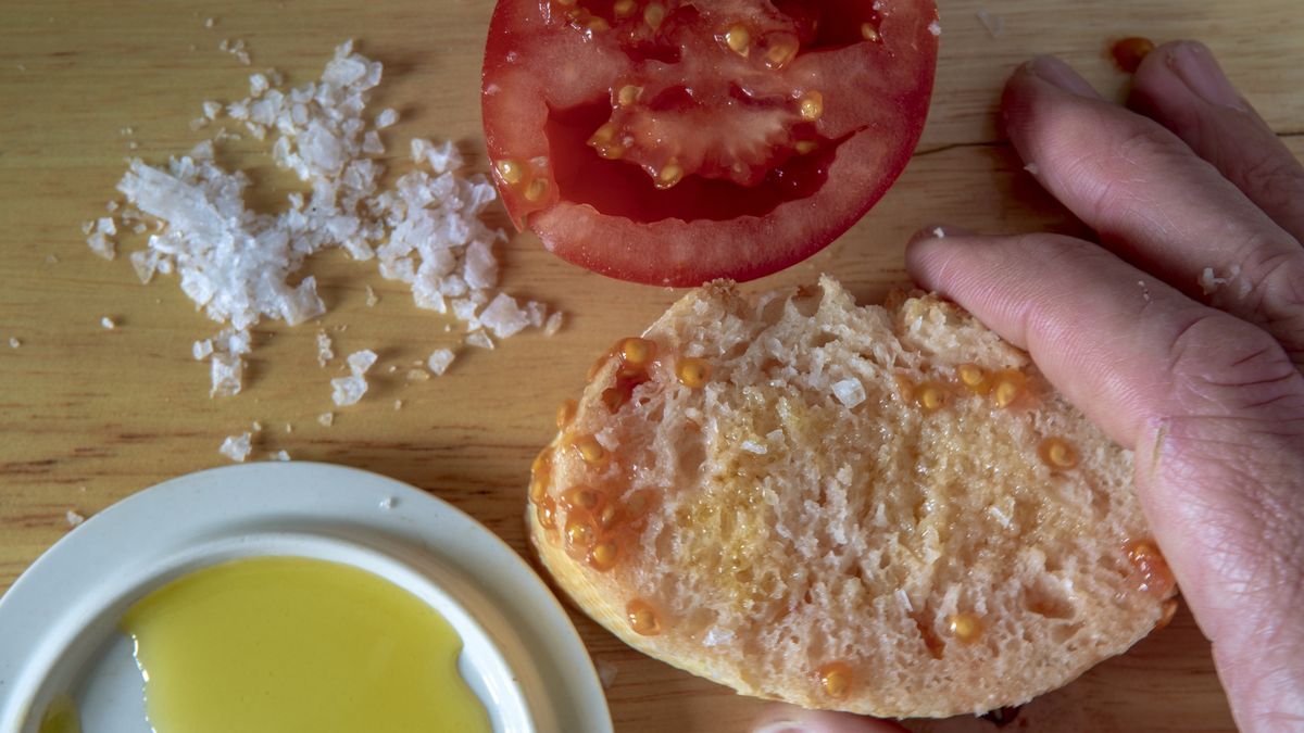 Mediterrean food: bread, tomato, salt and olive oil
You can see the ingredients for a typical mediterranean and popular food, the so called roasted bread with tomato and olive oil
miguelangelortega
