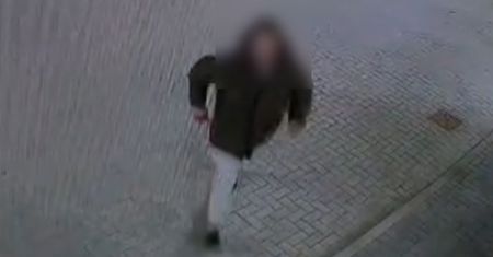 Niebywałe sceny przed komendą. Mężczyzna nagrany. Tak się tłumaczył