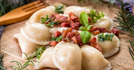 Elastyczne ciasto na pierogi. Wystarczy dodać jedną łyżkę