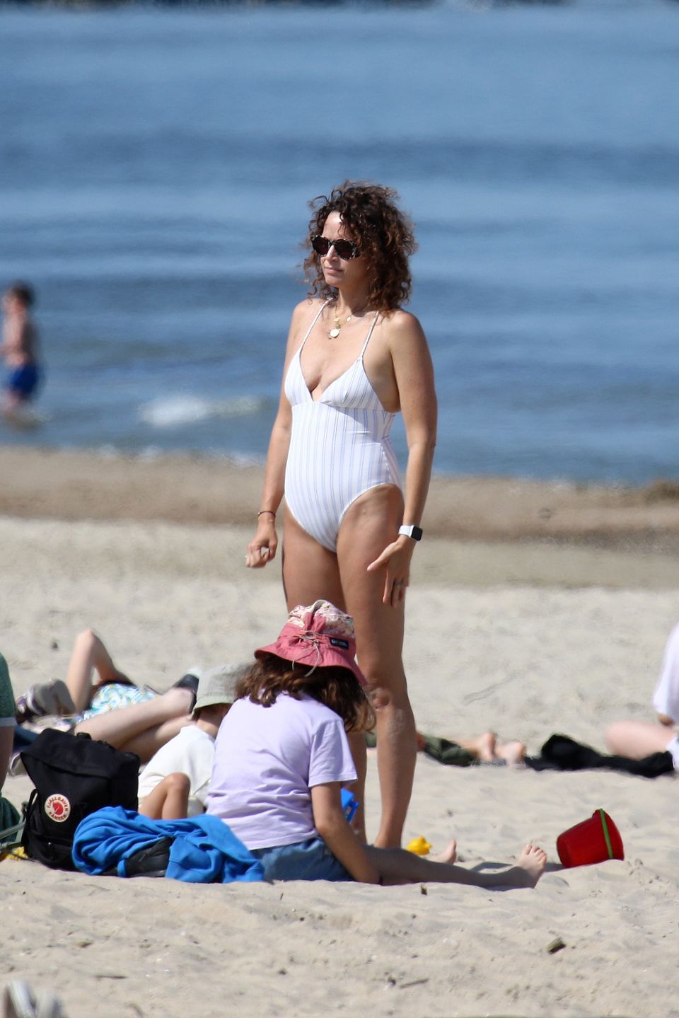 Monika Mrozowska z dziećmi na plaży