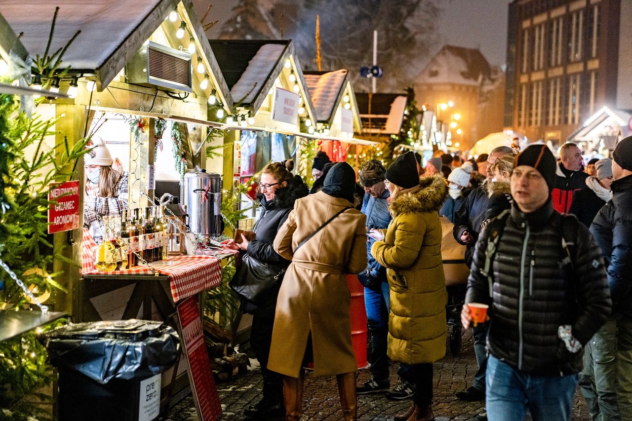 Tłumy turystów jeżdżą do polskich miast, aby odwiedzać jarmarki 