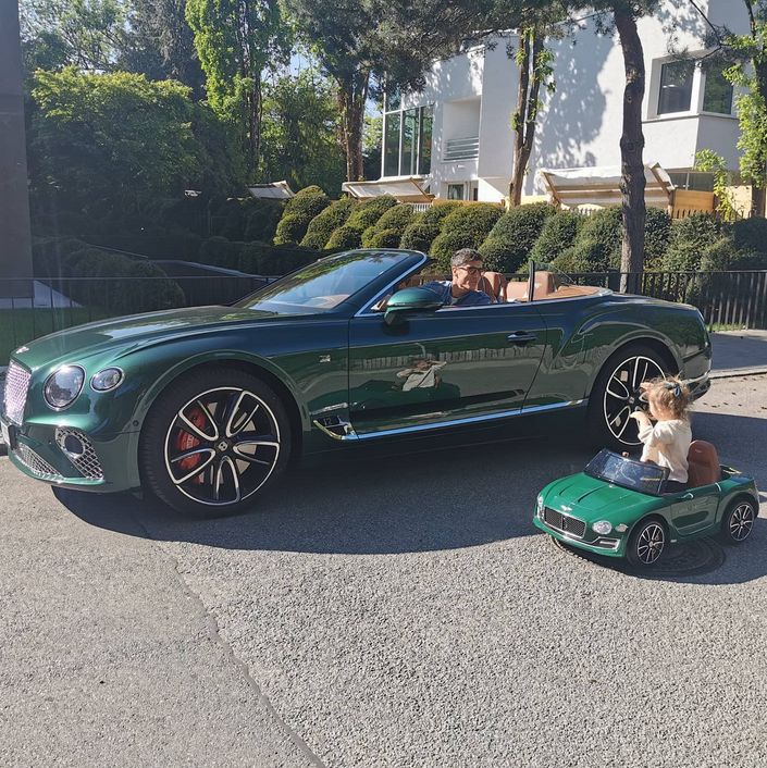 Robert Lewandowski z córką w zielonych bentleyach