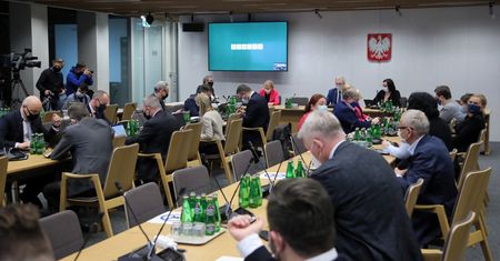 Szczepionka na COVID. Ostro na komisji zdrowia. Korwin-Mikke zapowiedział, że może kogoś urazić