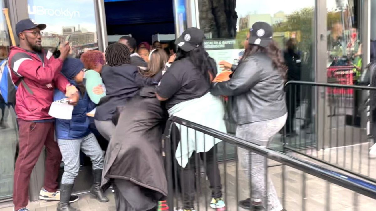 Zamieszanie pod halą Brooklyn Nets (Twitter.com/justericthomas/) 