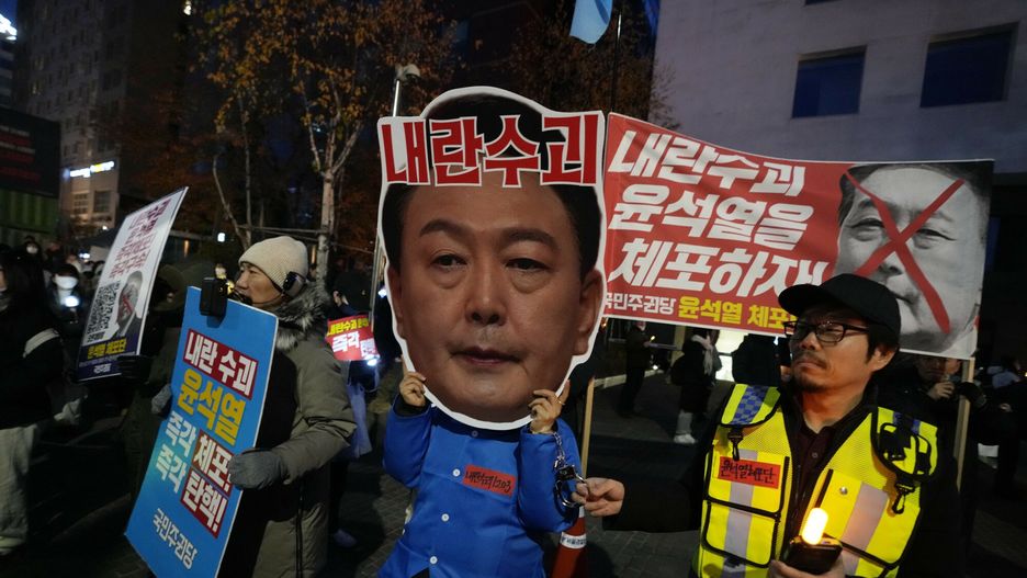 Archiwum zagraniczne East News 2024-12
A participant wearing a mask of South Korean President Yoon Suk Yeol attends a rally demanding his impeachment outside the National Assembly in Seoul, South Korea, Sunday, Dec. 8, 2024.The signs read "Arrest Yoon Suk Yeol." (AP Photo/Ahn Young-joon)
Ahn Young-joon