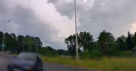 Chciał "podriftować" na rondzie. Nagranie trafiło na policję