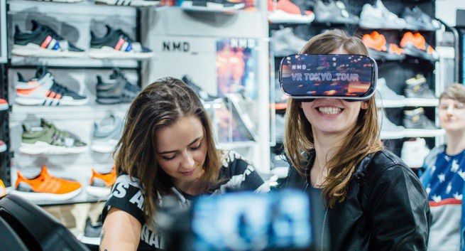 Spacer VR ulicami Tokio w promocji butów Adidas NMD