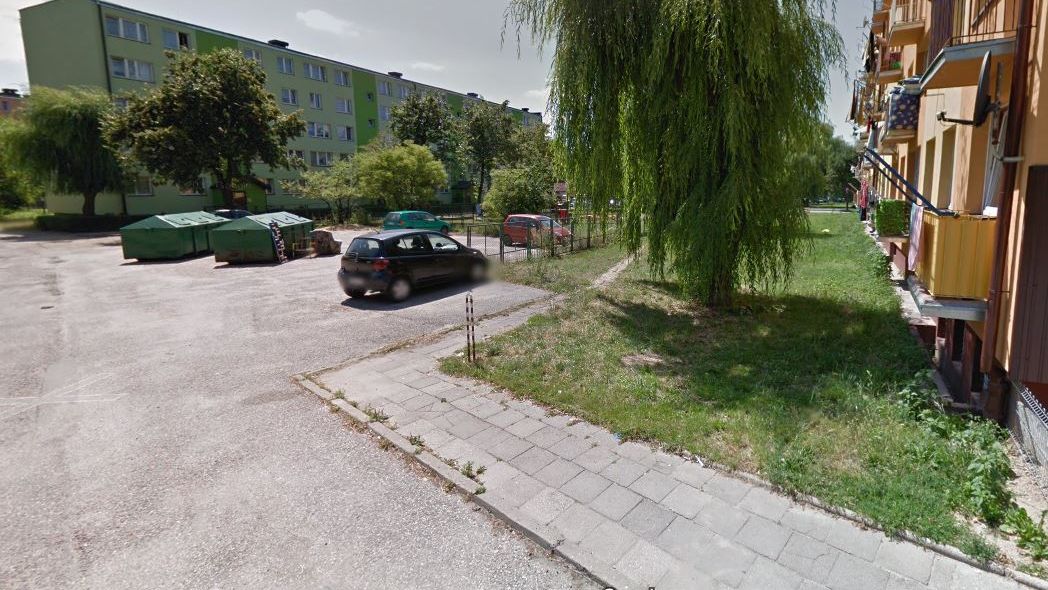 Sporna działka znajduje się między dwoma blokami
