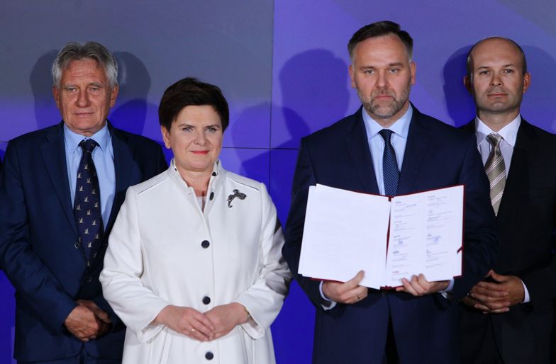 Na zdjęciu ostatni szef MSP Dawid Jackiewicz, premier Beata Szydło i prezes PGNiG Piotr Woźniak