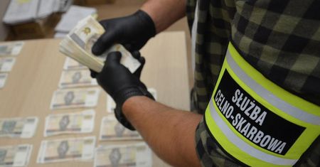 KAS i CBŚP zatrzymały 19 osób, które wystawiały fikcyjne faktury