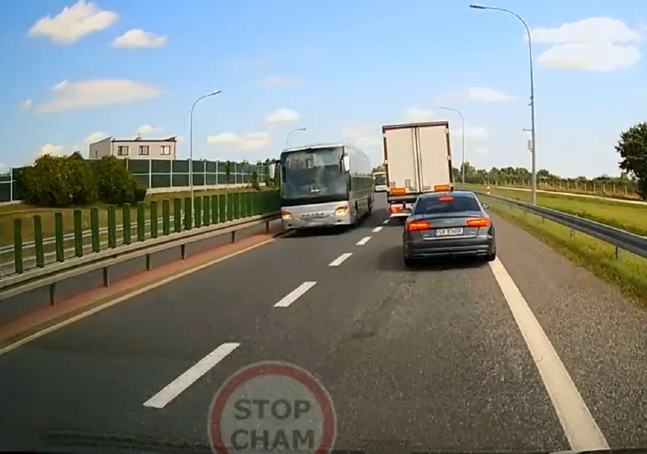 Skrajna głupota. Kierowcy autokarów mogli zabić wielu ludzi