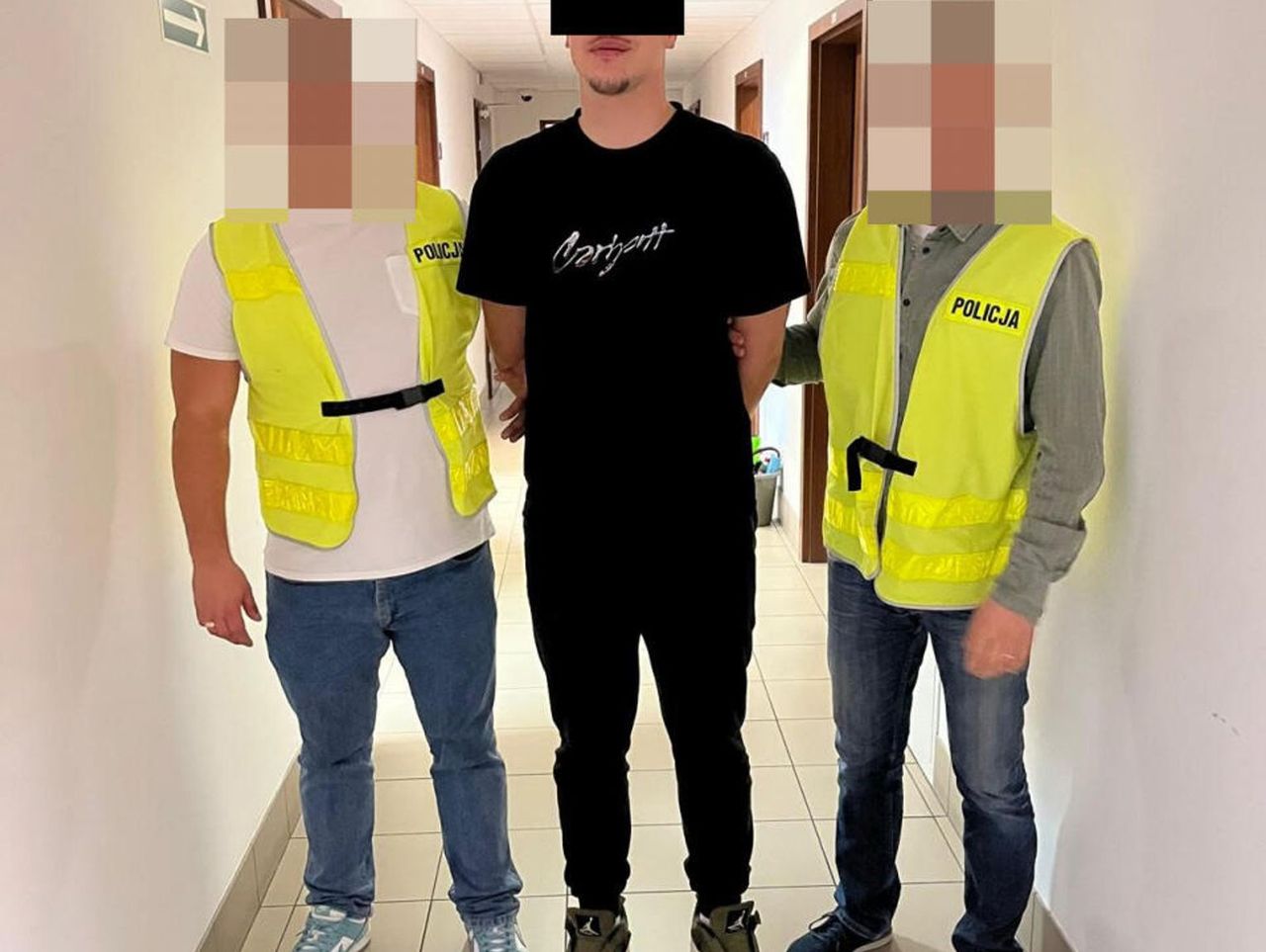 Bełżec: 21-latek miał biuro, w którym handlował narkotykami. Policjanci znaleźli dużą torbę marihuany