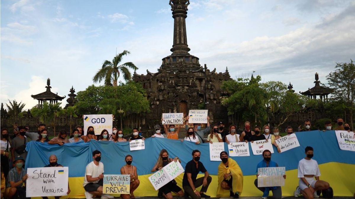 Poruszający moment na Bali. Rosjanie i Ukraińcy przeciw wojnie