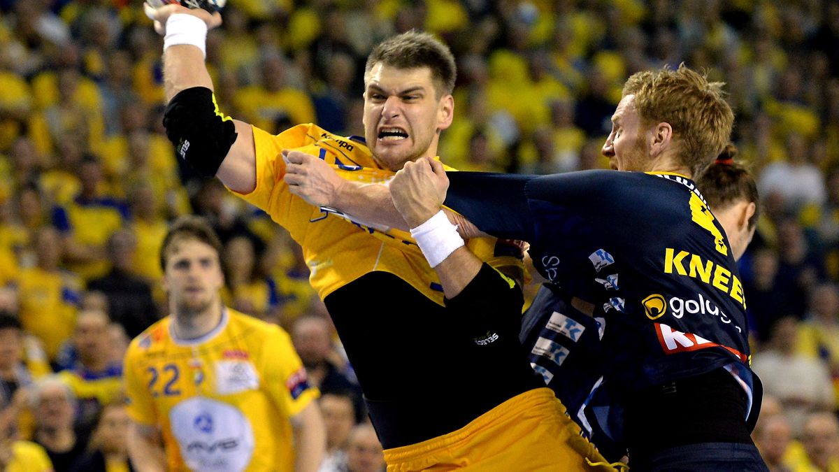 Zawodnik Vive Tauron Kielce Julen Aguinagalde (L) blokowany przez Stefana Kneera (P) z Rhein-Neckar Loewen