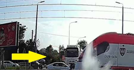 Chwile grozy na przejeździe kolejowym. Nagle opuściły się rogatki