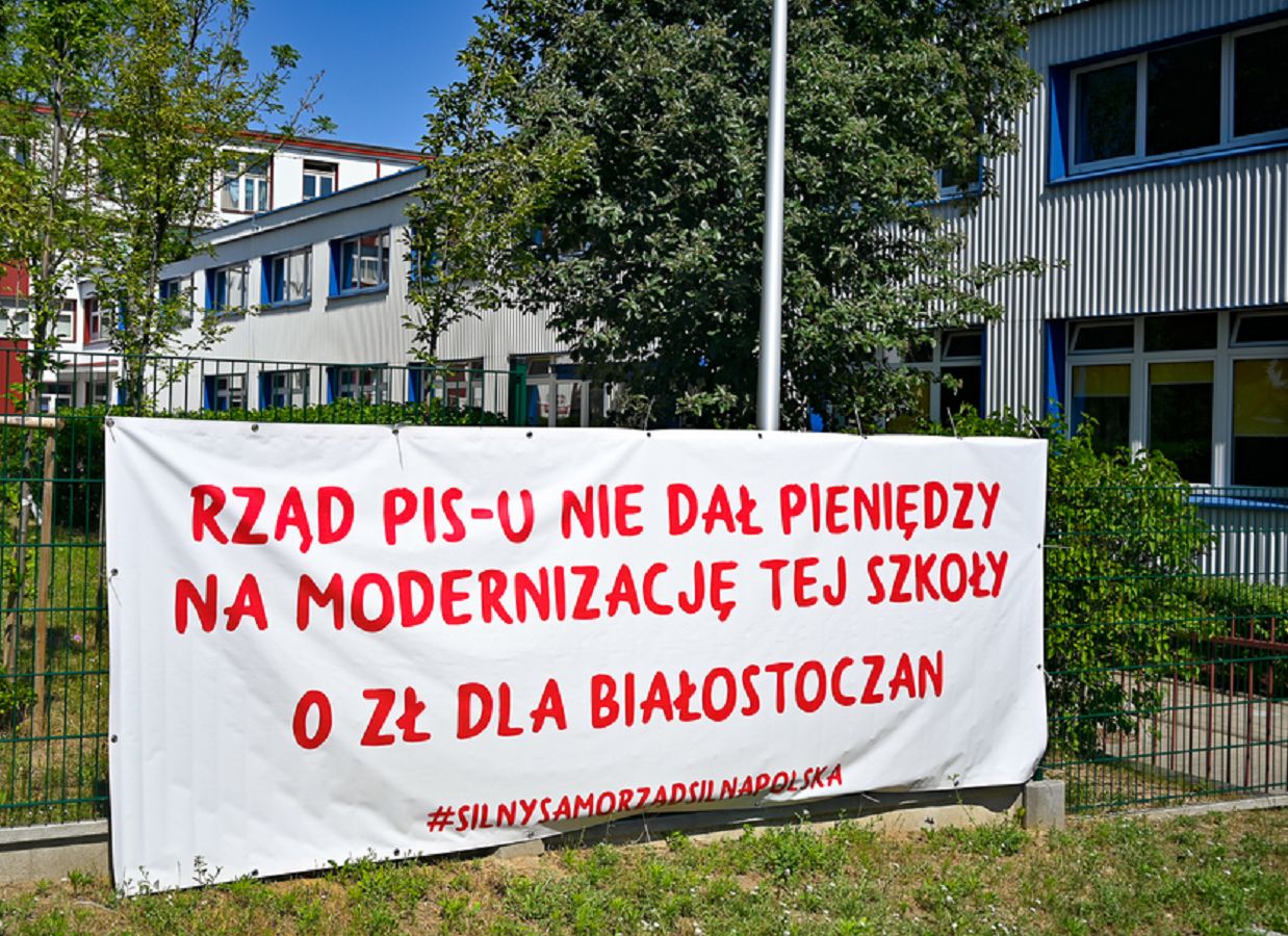 Radny PiS oburzony banerami na szkołach. Białystok nie chce się ich pozbywać