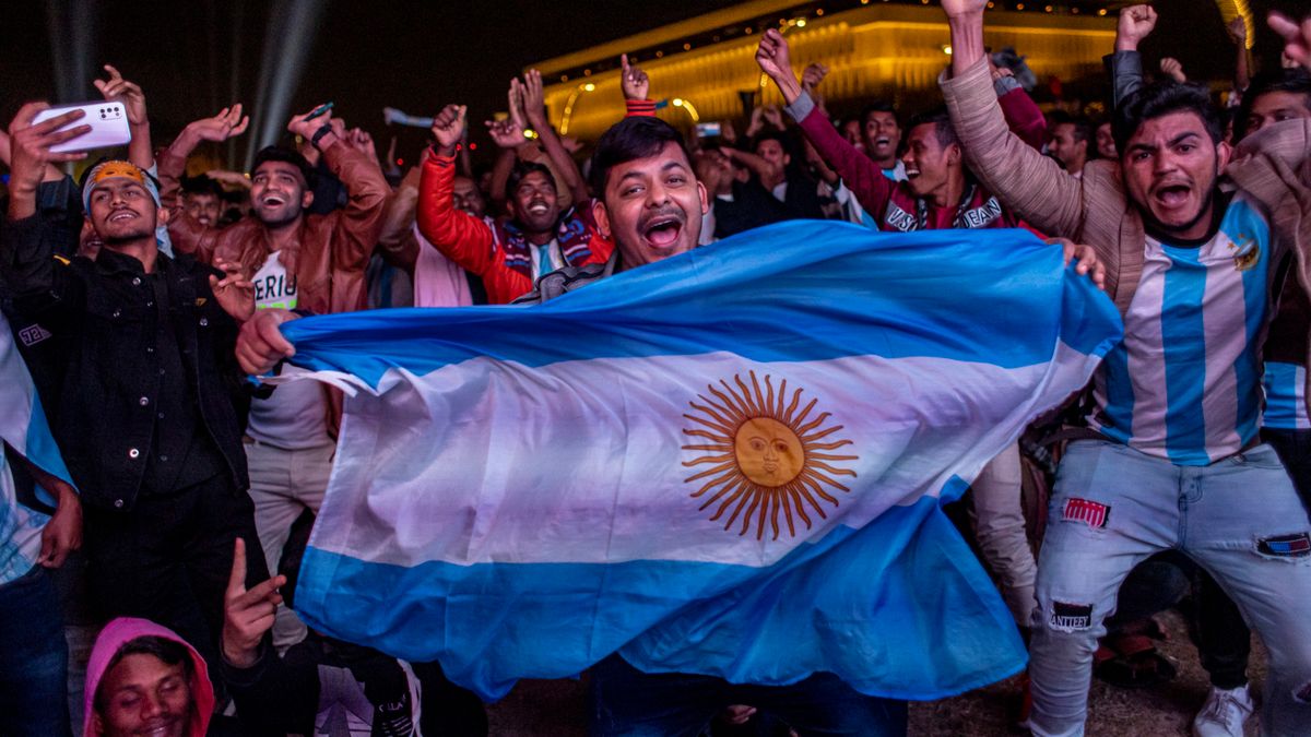 Zdjęcie okładkowe artykułu: PAP/EPA / Martin Divisek / Na zdjęciu: fani reprezentacji Argentyny