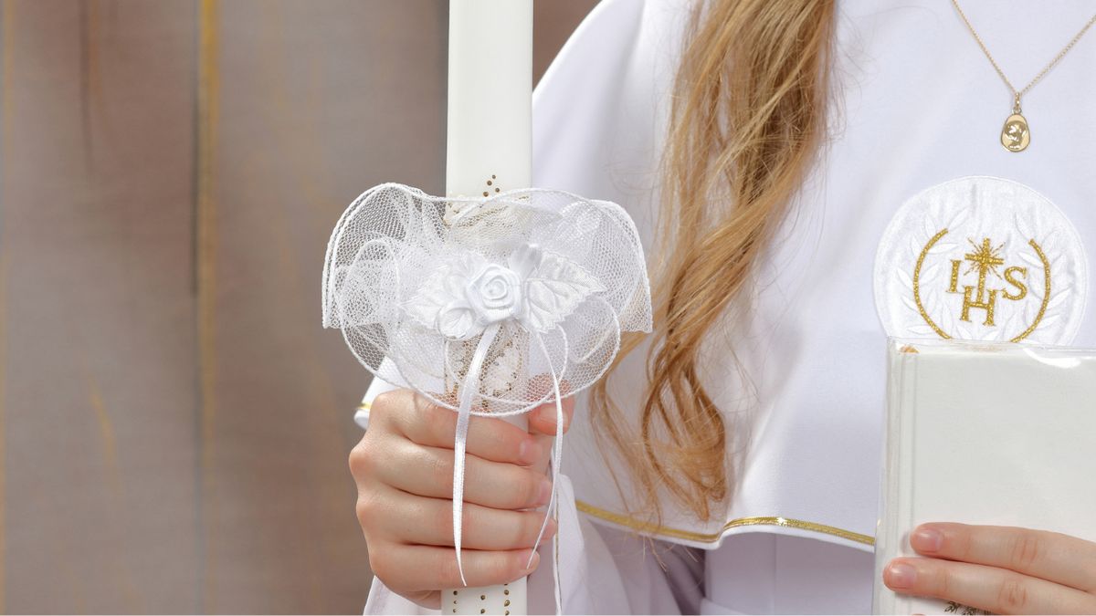 Dziewczynka przystępuje do pierwszej komunii