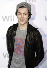 Adam Brody na tropie wonnych pamiątek Seanna Williama Scotta