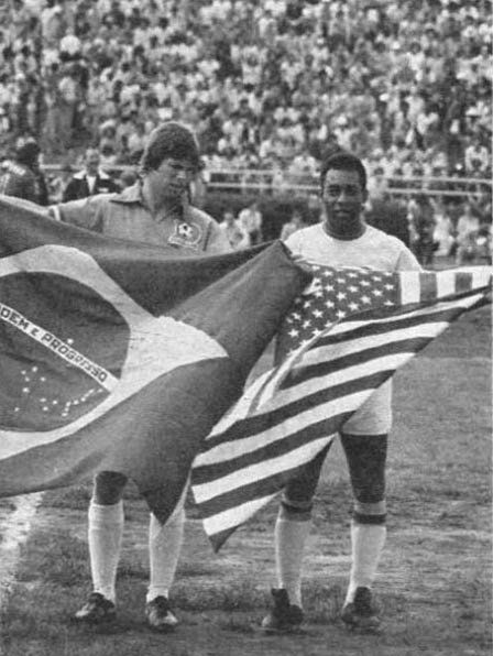 Pele w swoim debiucie w barwach Cosmos trzyma flagę USA, a zawodnik Dallas Tornado trzyma flagę Brazylii fot. domena publiczna