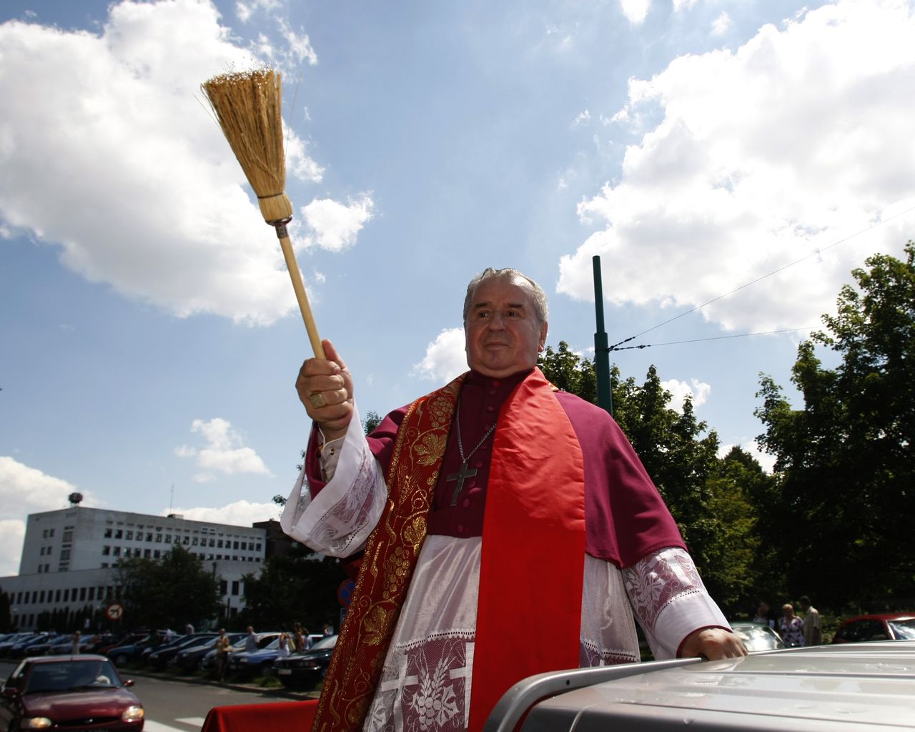 Biskup oskarżony o molestowanie. Jest ruch archidiecezji