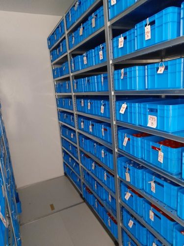 Kilka chłodni jest wypełnionych od góry do dołu próbkami trzymanymi nawet 10 lat od momentu ich pobrania