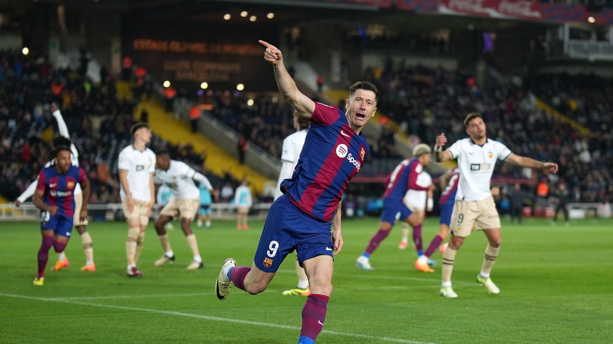 Zdjęcie okładkowe artykułu: Getty Images / Alex Caparros / Na zdjęciu: Robert Lewandowski został bohaterem poniedziałkowego meczu z Valencią