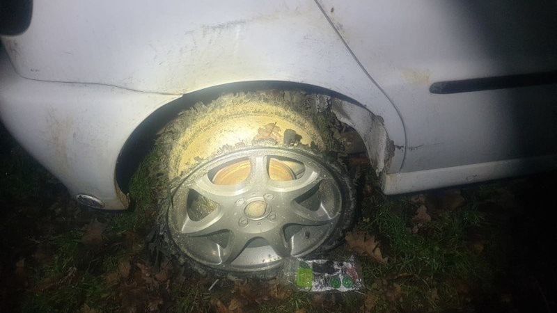 Pijany, jechał kradzionym autem, na „gołych” felgach