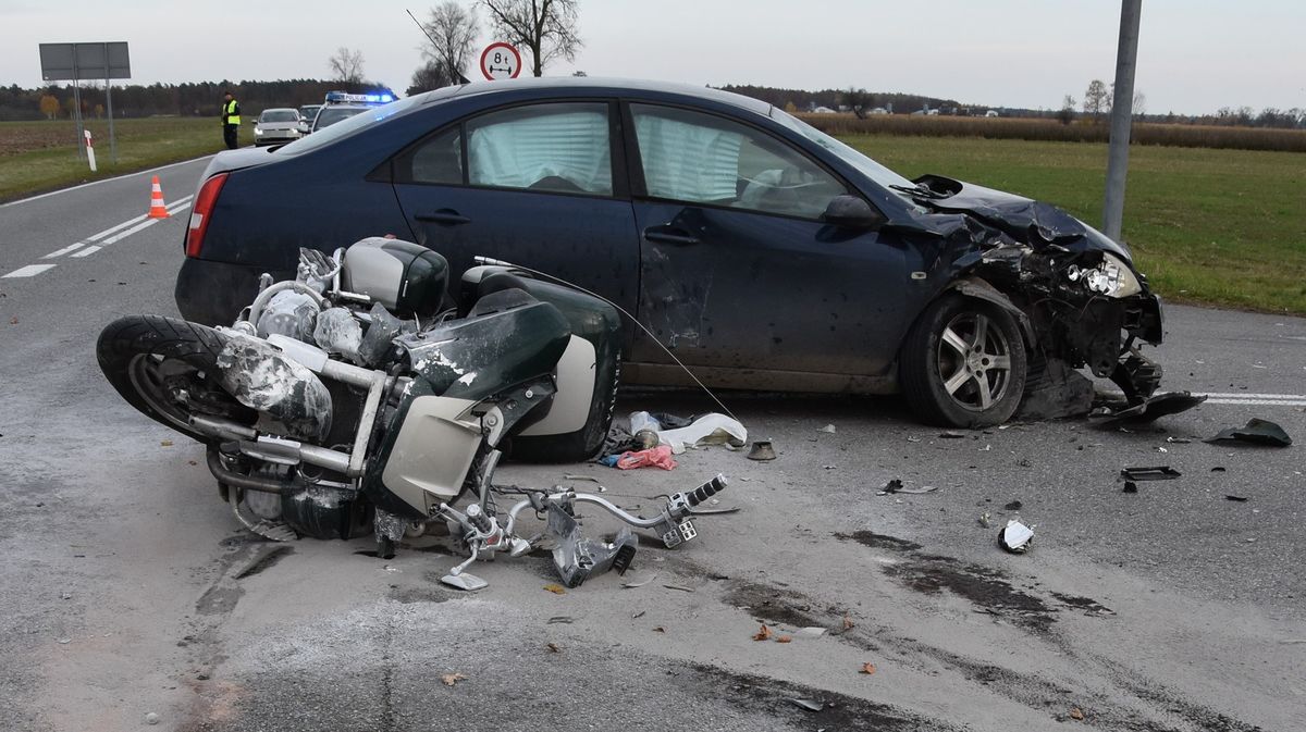 Motocyklista trafił do szpitala po zderzeniu z samochodem w Bezwoli