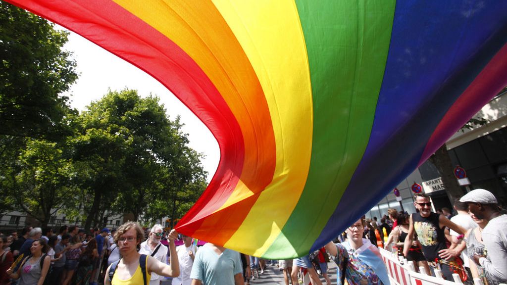 Symbol homoseksualistów niesiony podczas parady