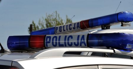 Tragiczny wypadek w Bytomiu. Nie żyje 22-latek. Wjechał prosto w drzewo