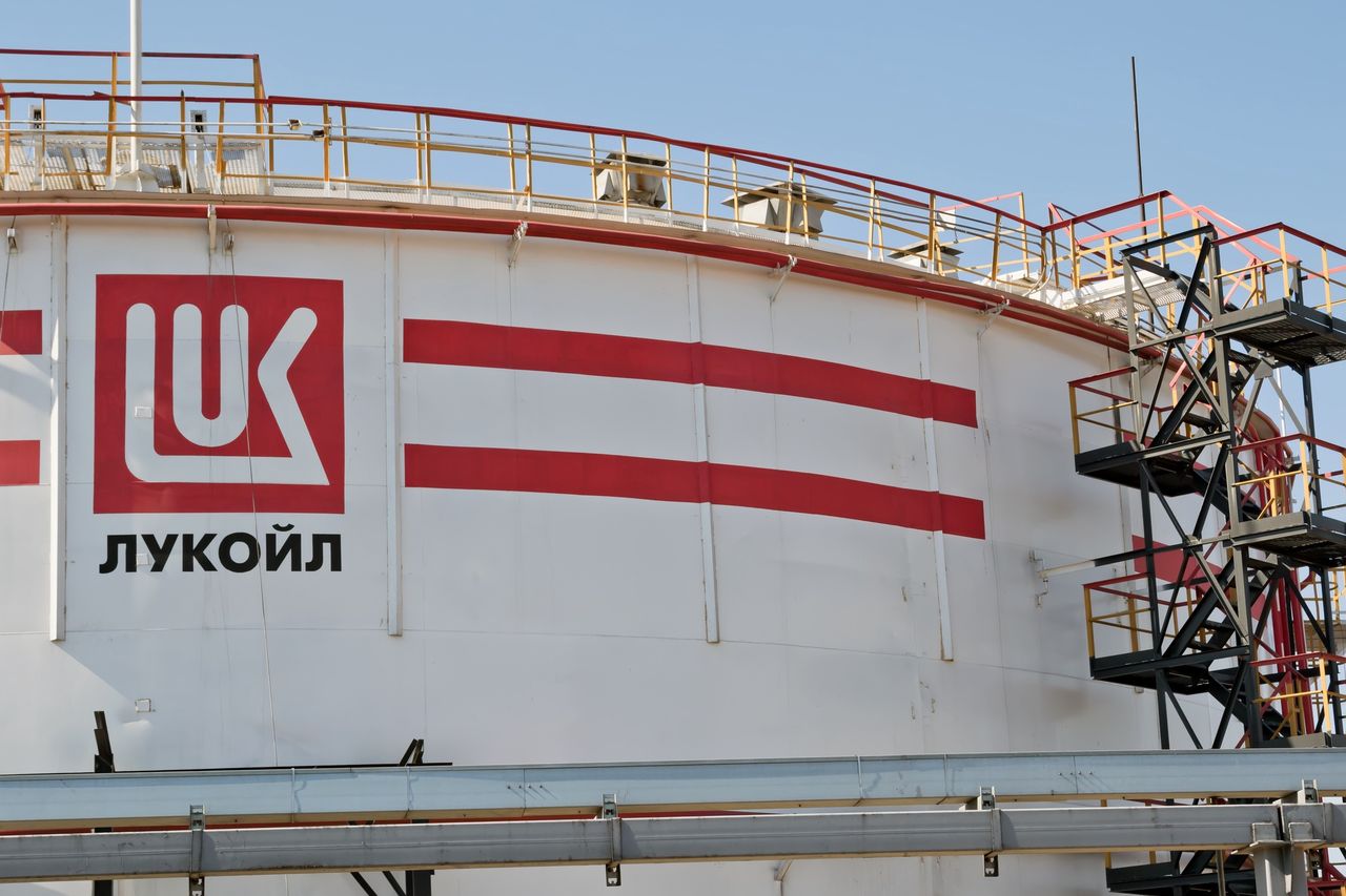 Kolejne podejście do aktywów Łukoila. Do gry wchodzi arabski gigant