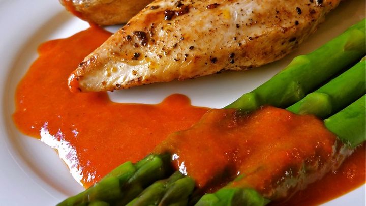 Sos paprykowy lub ostry (do kupienia gotowy do spożycia)