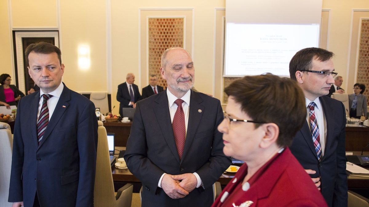 Ministrowie zgodzili się na brak podwyżek.