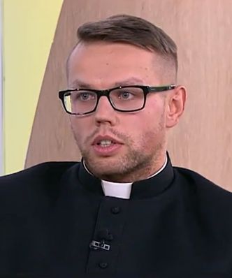 Krzysztof jest księdzem. Cała parafia wie, co robi po pracy