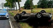 Sarna wybiegła na drogę. Samochód dachował, 30-latka wylądowała w rowie