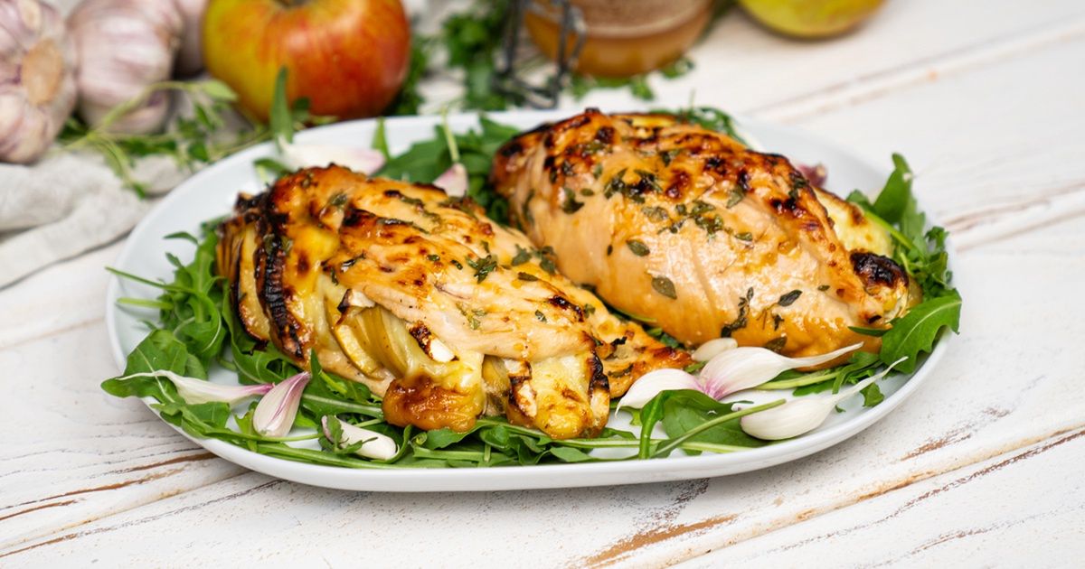 Kurczak po królewsku. Upiecz go z jabłkiem i serem pleśniowym, a zachwytom nie będzie końca