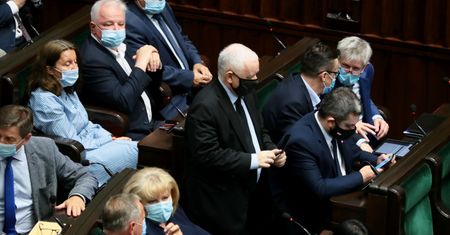 Koniec sejmowej większości PiS? Może odejść trzech posłów