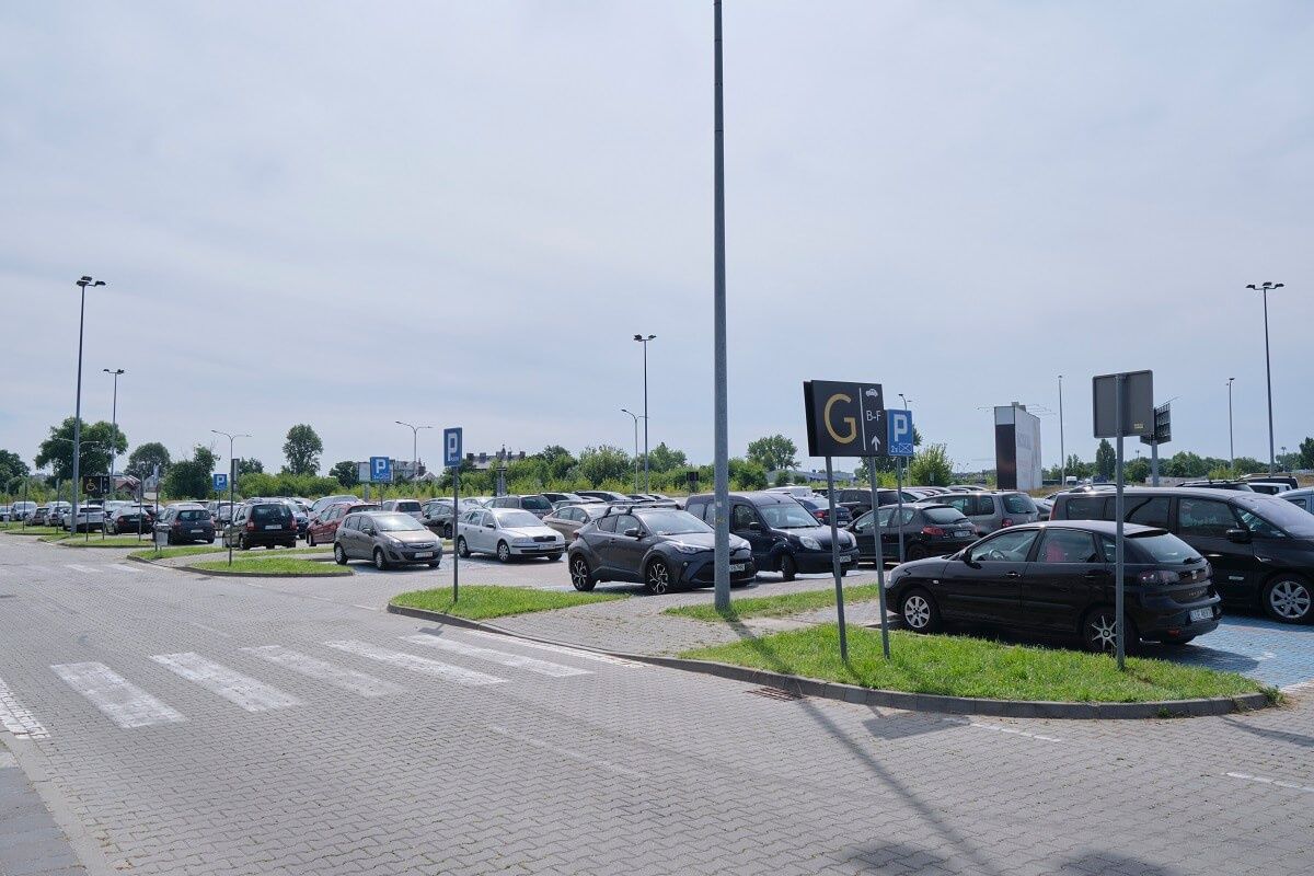 Samochody zaparkowane wokół stadionu Arena Lublin