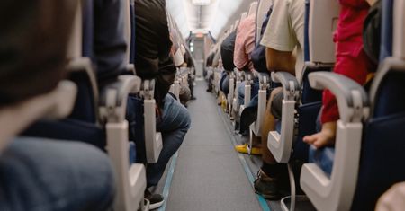 Nie oddał płaczącemu dziecku miejsca przy oknie. Pasażerka oskarżyła go o brak serca